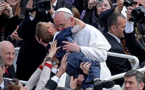 Papa Francesco abbraccia bimbo Pasqua