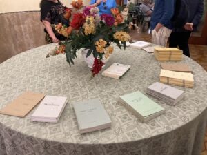 convegno-iorio-tavolo-con-libri-tutto